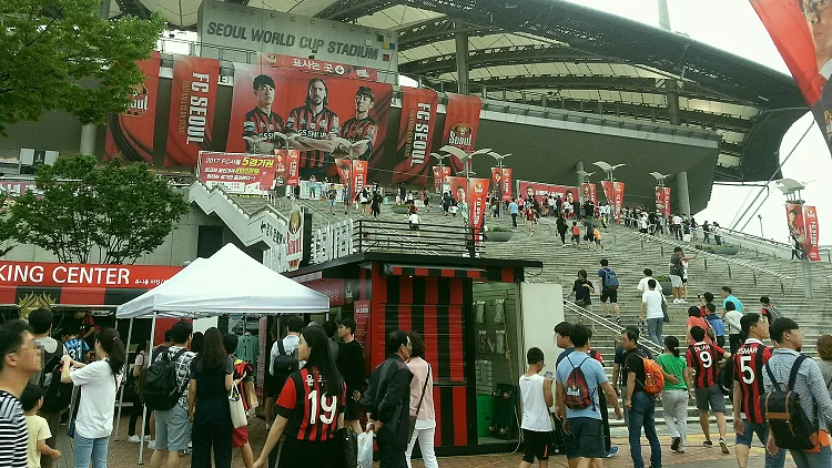 启蒙课上孩子在窄区里练习接球转身(传接球训练要先练接而不是先练传)